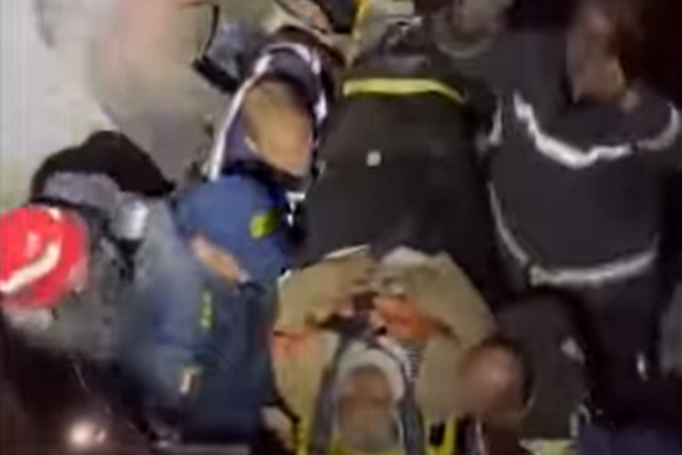 Moments of horror in Cairo: a minibus plunged into a hole six meters deep