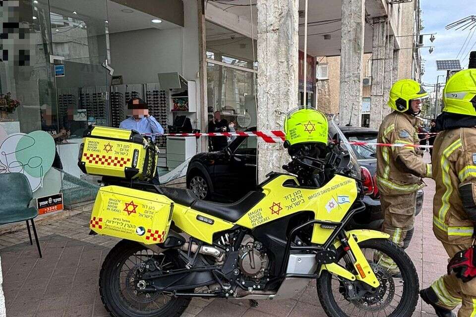 An unusual accident in Ramshash: a car collided with a shop window - two injured on the spot