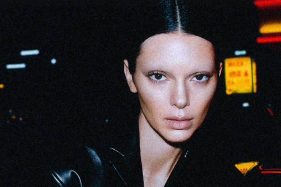 Without eyebrows: will you be able to recognize the star?