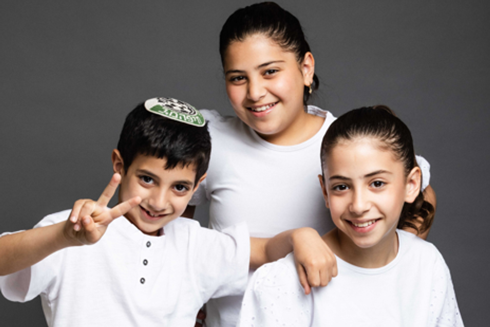 "There were blue marks on the body": the painful testimony of Itam and Ayla about social ostracism and a violent boycott