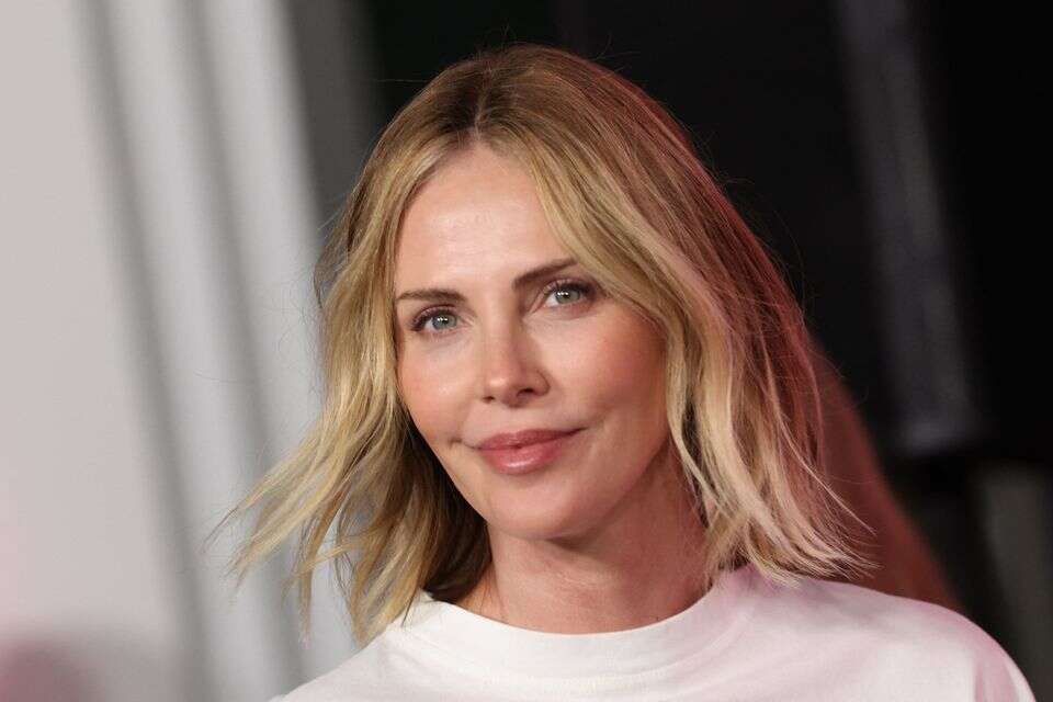 "Touch me": Charlize Theron stops a photographer and remembers the nineties