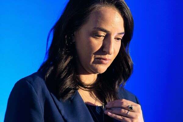 לוסי אהריש , משה שי