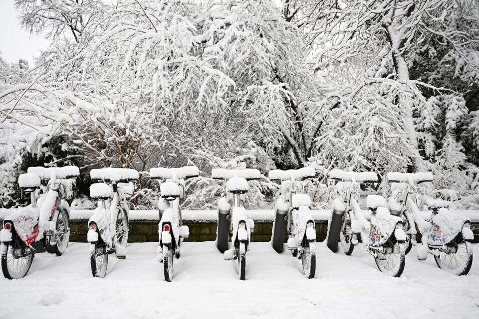 Heavy snow disables Vienna: an El Al flight was diverted to Budapest, hundreds of flights were cancelled