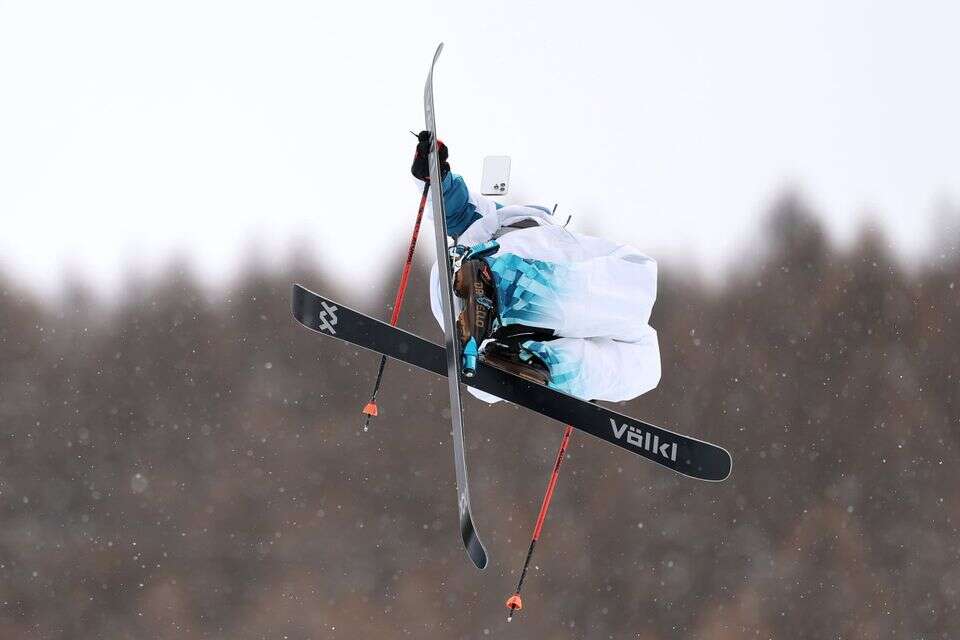 While in the air: the phone flies out of the Olympic athlete's pocket