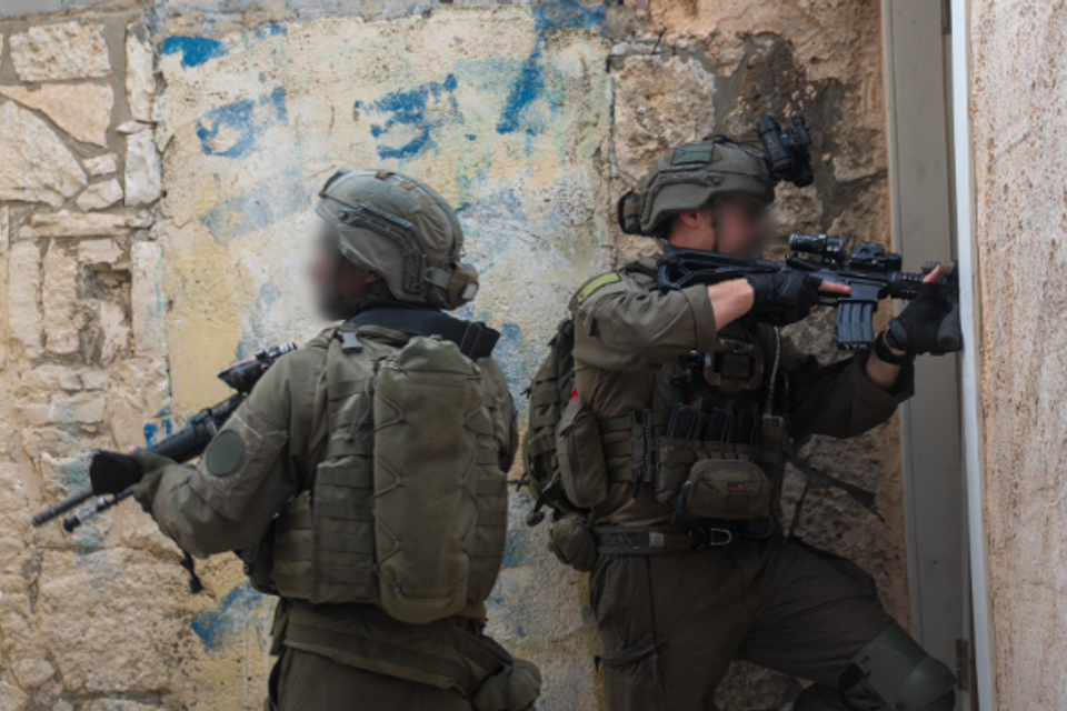 צה״ל עצר כ־100 מבוקשים והרס בתי מחבלים ביו״ש | צפו