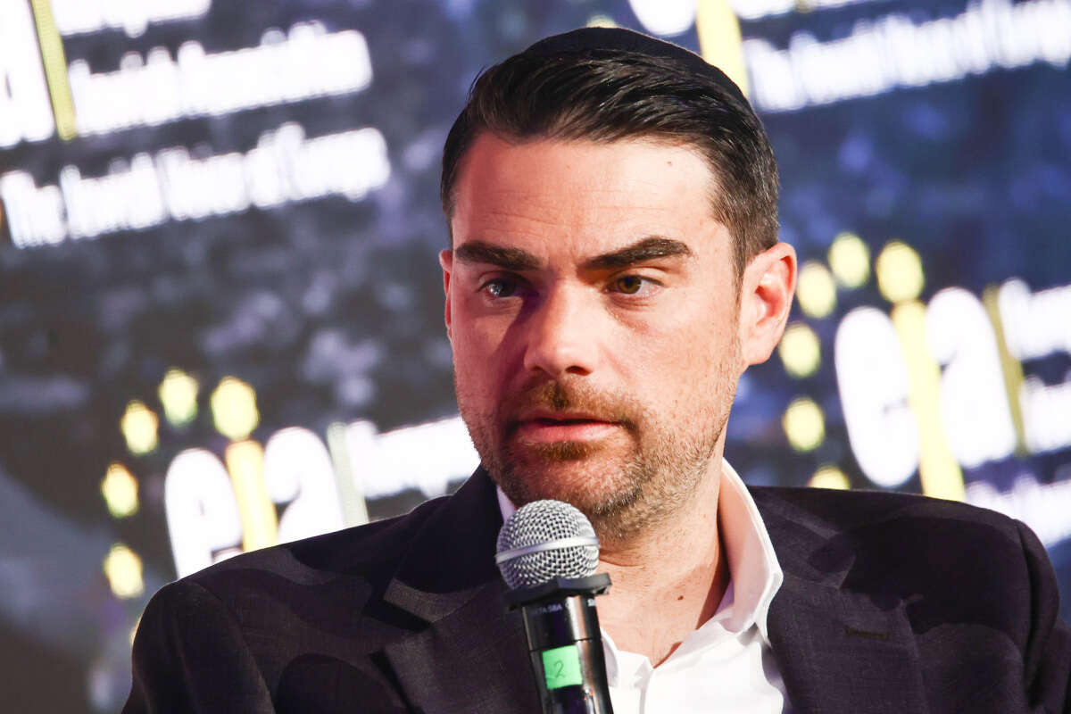 תקף את קרלסון על הבמה שנתן למכחיש השואה ניק פואנטס. בן שפירו , גטי אימג'ס