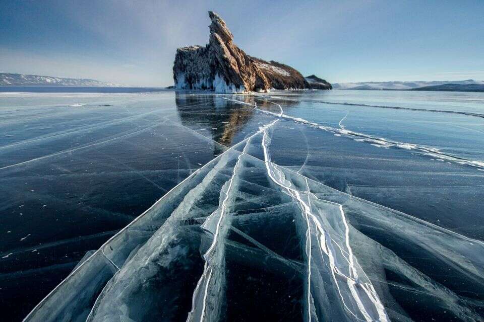 Tragedy: eight dead when a tourist minibus overturned into a frozen lake