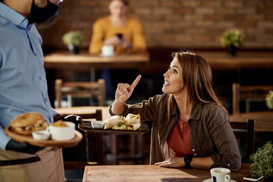 9 embarrassing mistakes you make in a restaurant - without noticing at all