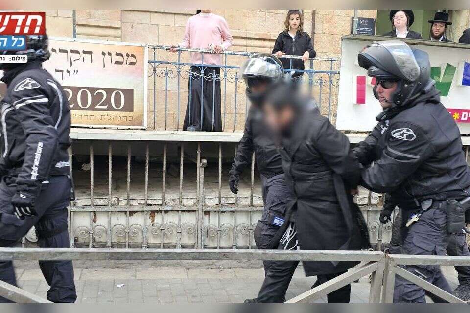 Watch: The arrest of the minor in Jerusalem led to angry calls against the police