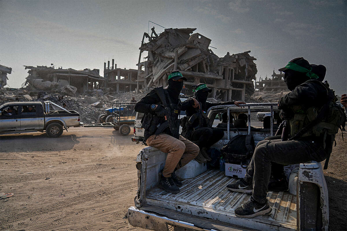 מחבלי חמאס על רקע חורבות עזה , אי.פי