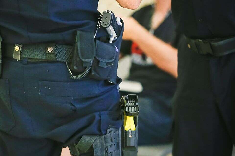 He put a gun to his wife's head - in front of his daughter: a serious charge against a policeman from the north