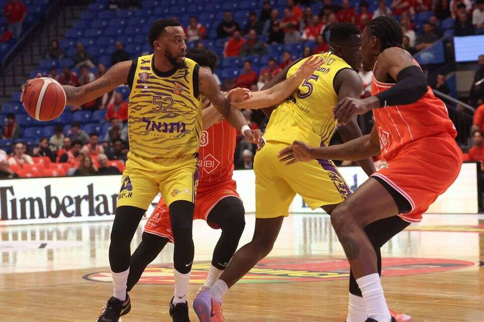 The Hapoel Holon star reveals: "I was taken off the flight in an ambulance"