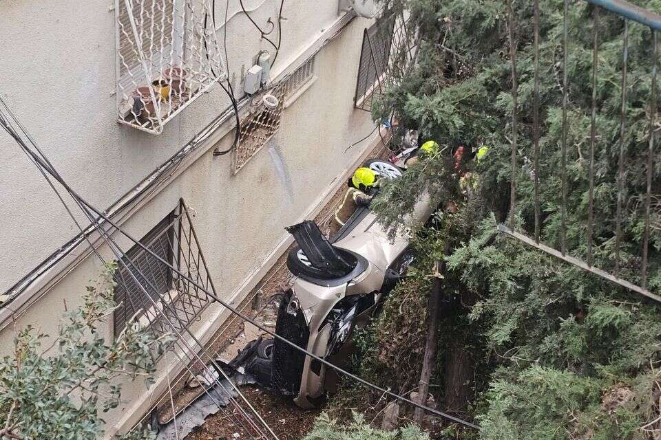 An unusual accident in Haifa: a car crashed into the yard of a building - 2 women were injured