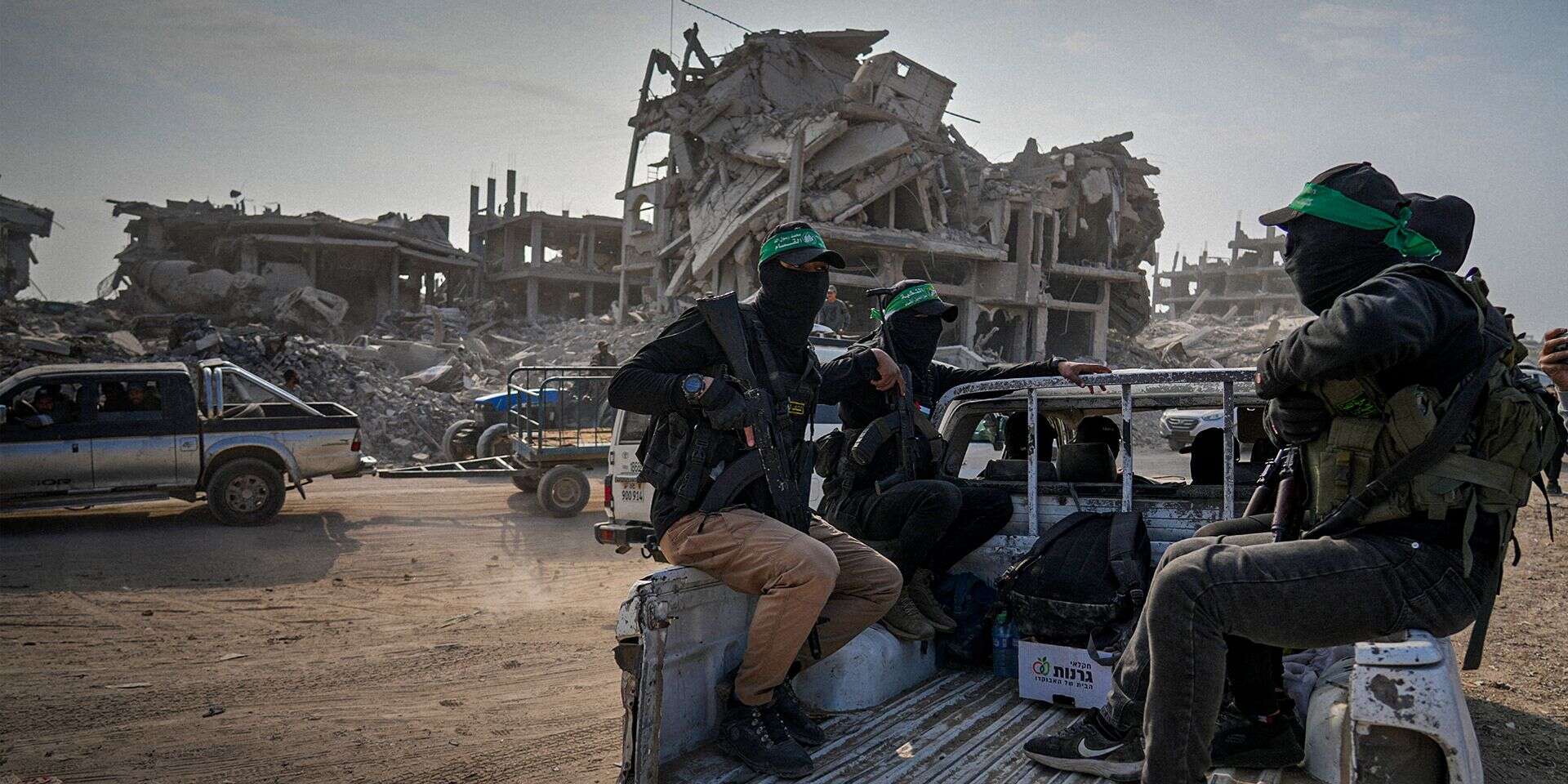 אף אחד לא ממהר להתיר את הפלונטר. מחבלי חמאס על רקע חורבות עזה , אי.פי
