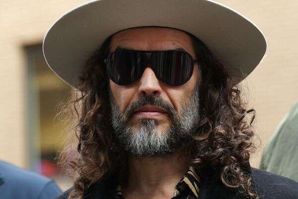 הקומיקאי והשחקן הבריטי ראסל ברנד עוזב את בית המשפט סאות'וורק קראון בלונדון, בריטניה, ב-24 בפברואר 2026 , EPA/ANDY RAIN