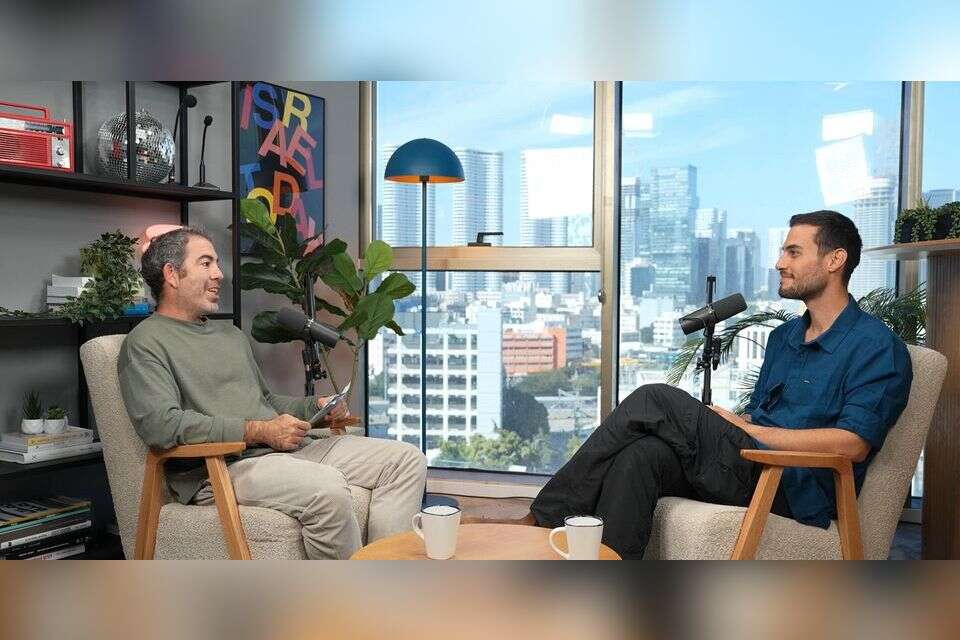 The nomad fan opens the suitcase and tells the secrets of digital nomadism