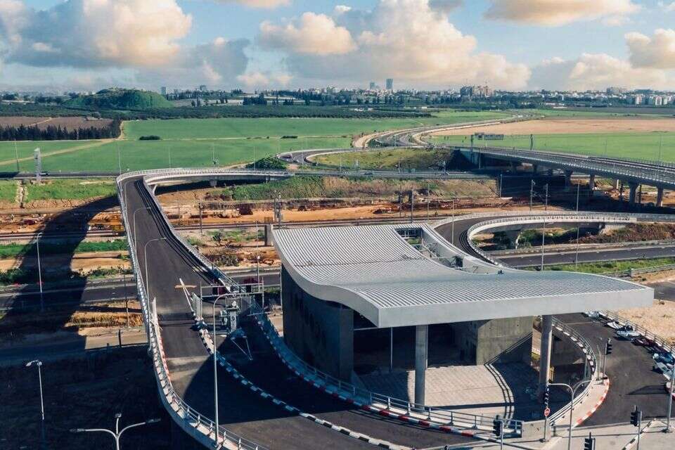 Showers in the parking lot and 105 shekels at the peak: the fast lane on the coastal road is underway