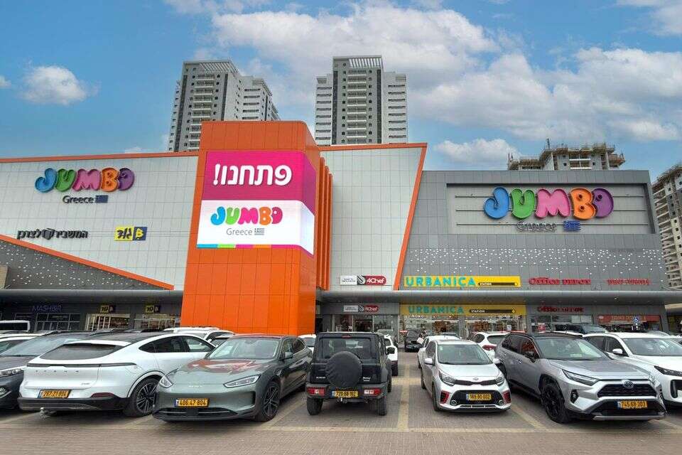 9,500 square meters of temptations: the fifth branch of the Greek chain opens in Israel