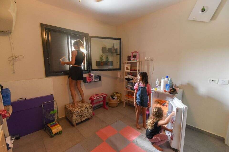 משפחה בממ"ד (ארכיון) , אייל מרגולין - ג׳יני