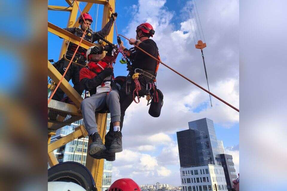 חילוץ מפעיל העגורן , כבאות והצלה לישראל | מחוז דן