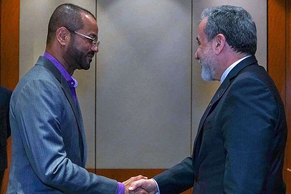 שר החוץ האיראני עראקצ'י בפגישתו עם שר החוץ של עומאן בז'נבה , איי.אף.פי