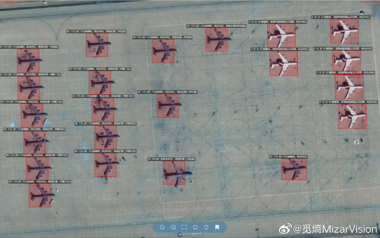 מטוסים אמריקנים שתועדו על ידי MizarVision בבסיס אל עודייד בקטאר , ללא