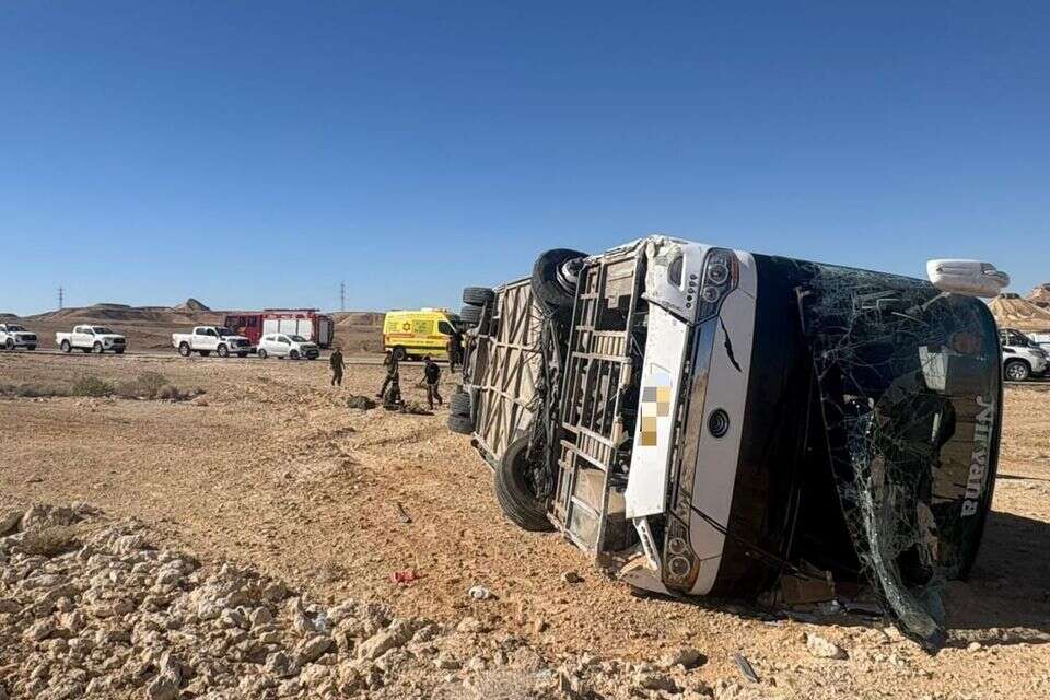 אוטובוס התהפך בכביש 40 סמוך למצפה רמון , תיעוד מבצעי מד"א