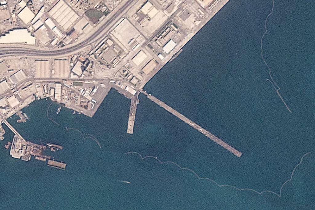 מפקדת הצי החמישי של חיל הים של ארצות הברית נראית במנאמה, בחריין, יום שלישי, 24 בפברואר 2026. הרציפים ריקים. , AP