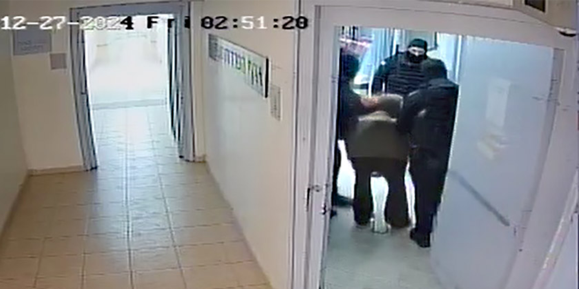 ממן בבית הכלא. בן: "לפגישות איתי הוא יוצא עם פלנלית על העיניים, מכופף וידיים מאחורי הגב" , מתוך מצלמות שב"ס