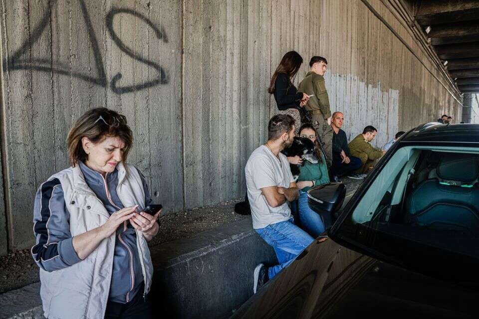 אזרחים יוצאים מרכביהם ותופסים מחסה מתחת לגשר לה גווארדיה בכביש איילון דרום בתל אביב , יהושע יוסף