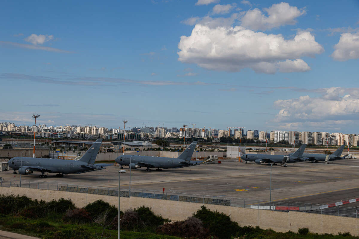 "היערכות כוללת פינוי חלק מהמטוסים האמריקאים מנתב"ג. מתדלקים בנמל, ארכיון , יהושע יוסף
