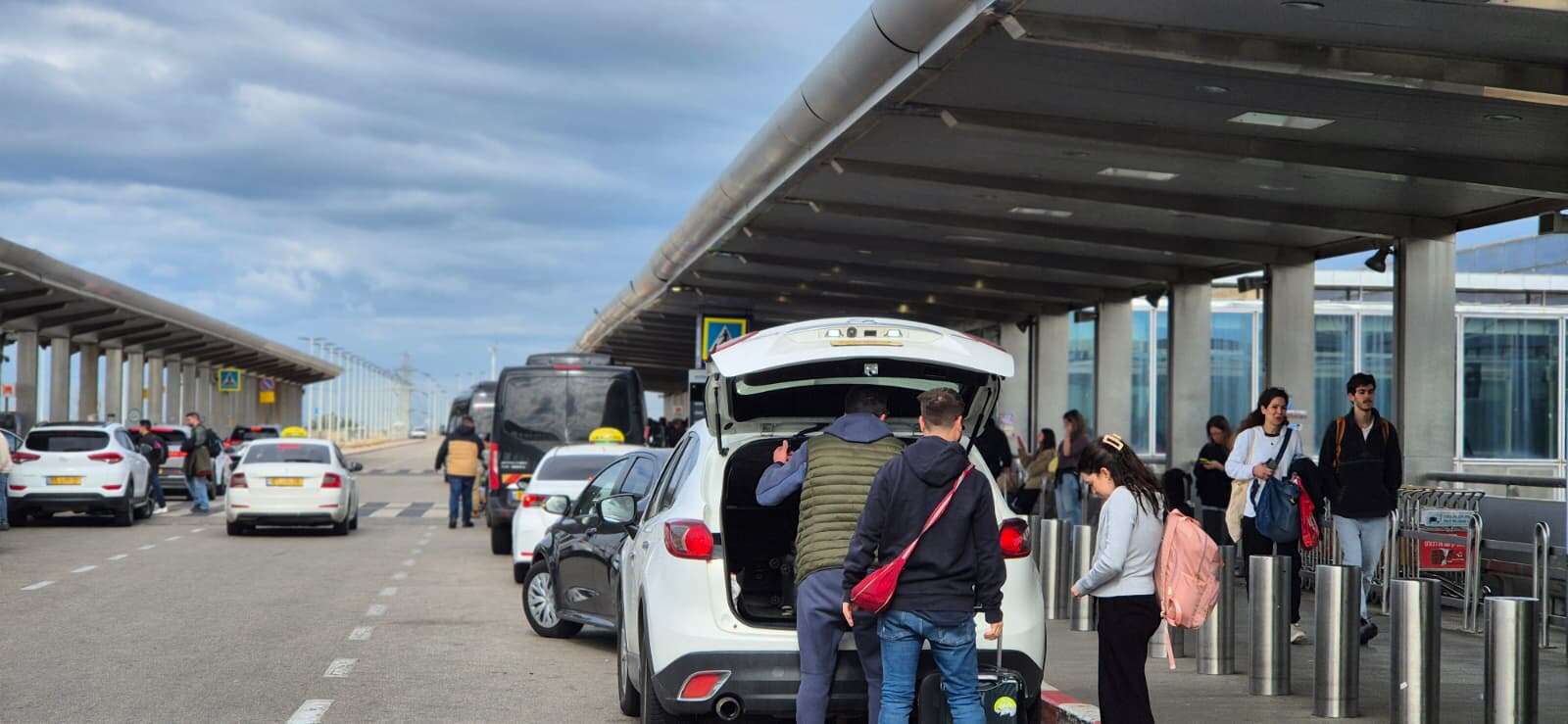 נתב"ג כעת , ללא