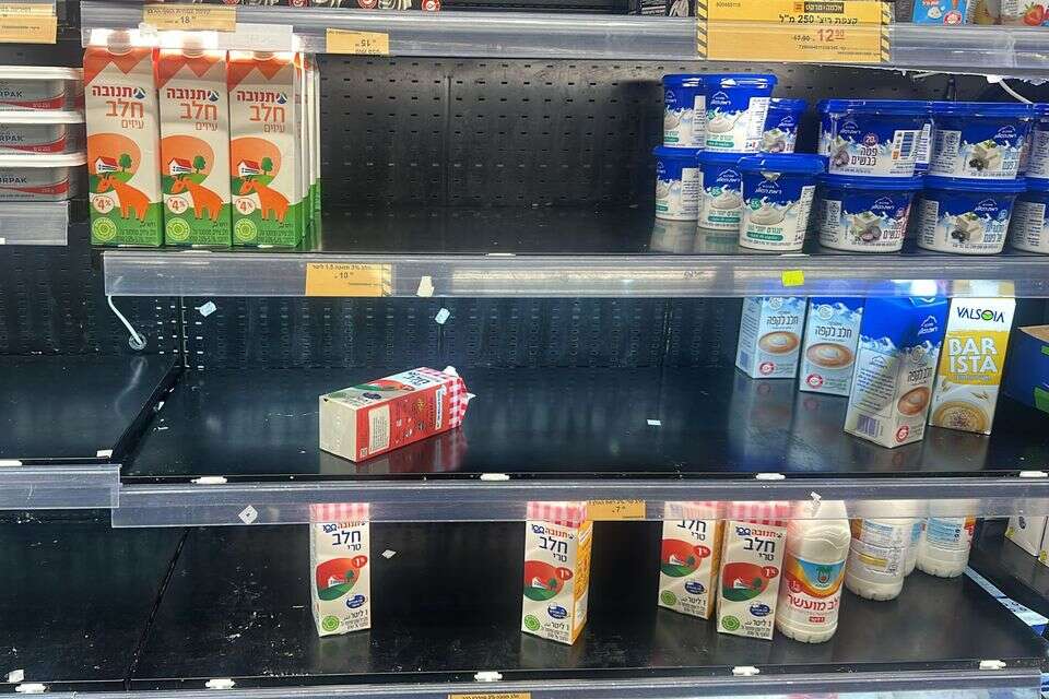 עם הישמע האזעקות הציבור הגיע לסופר , ללא קרדיט