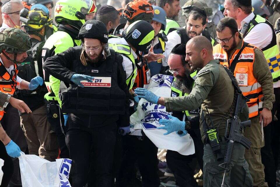 מפנים את הנרצחים מהזירה בבית שמש , אי.פי.אי