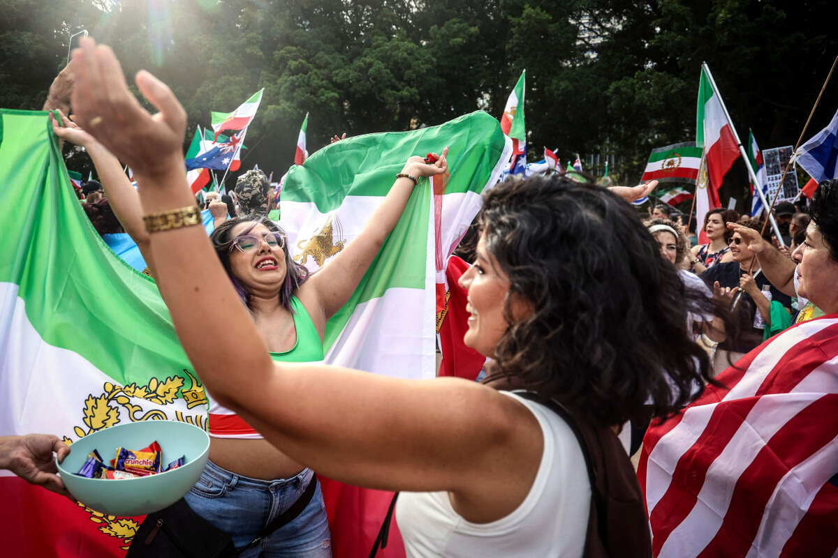 איראן אישרה במהלך הלילה את חיסולו של חמינאי - המונים יצאו לחגוג ברחובות , אי.אף.פי