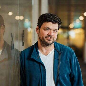 אזעקות בלילה: אוהד קנולר תיעד נזק בבית