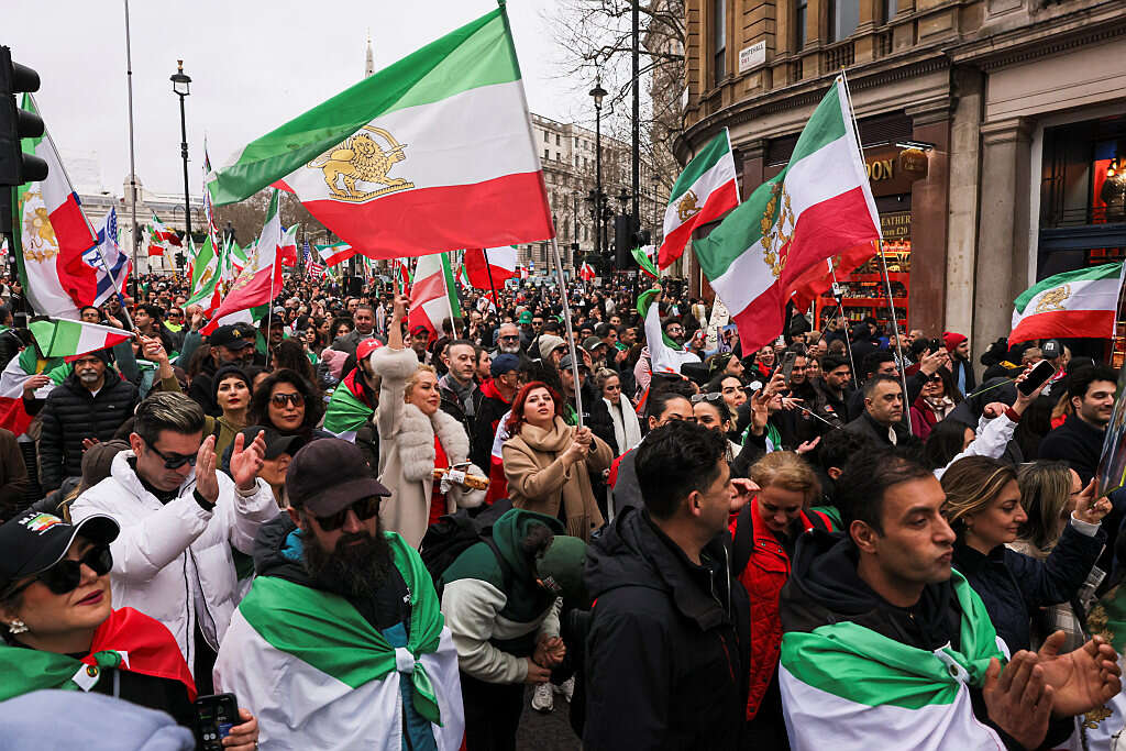 גולים איראנים חוגגים ברחובות לונדון את מות חמינאי , רויטרס