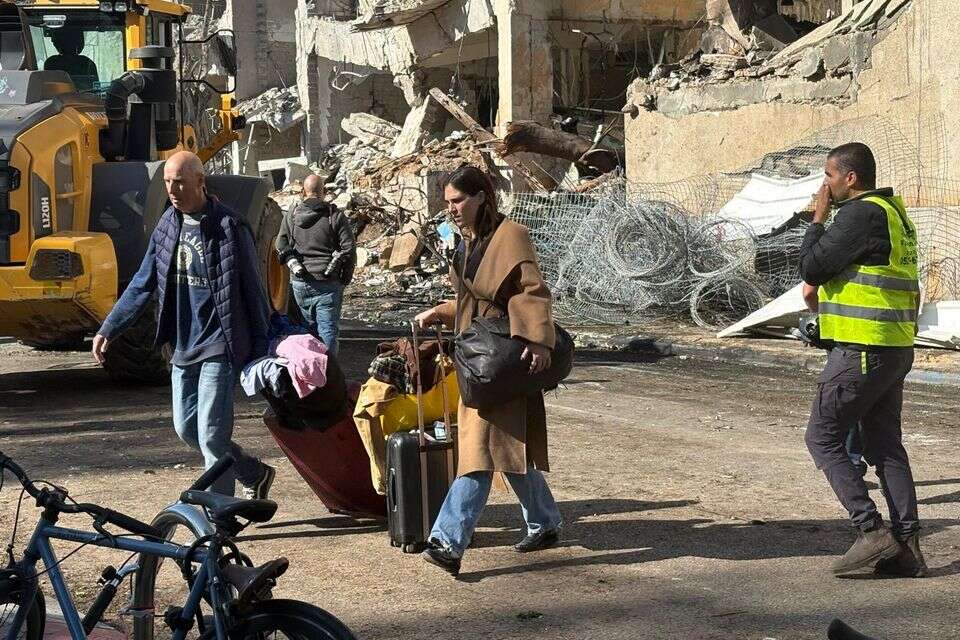 תושבים עוזבים את בתיהם בזירת הפגיעה בתל אביב , אבי כהן