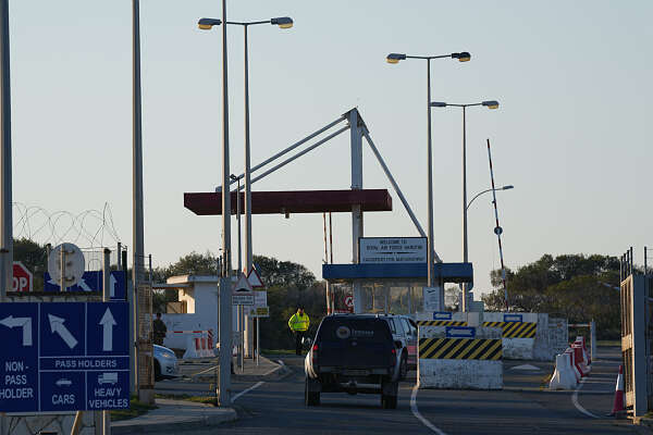 הכניסה לבסיס הבריטי בקפריסין הבוקר , 