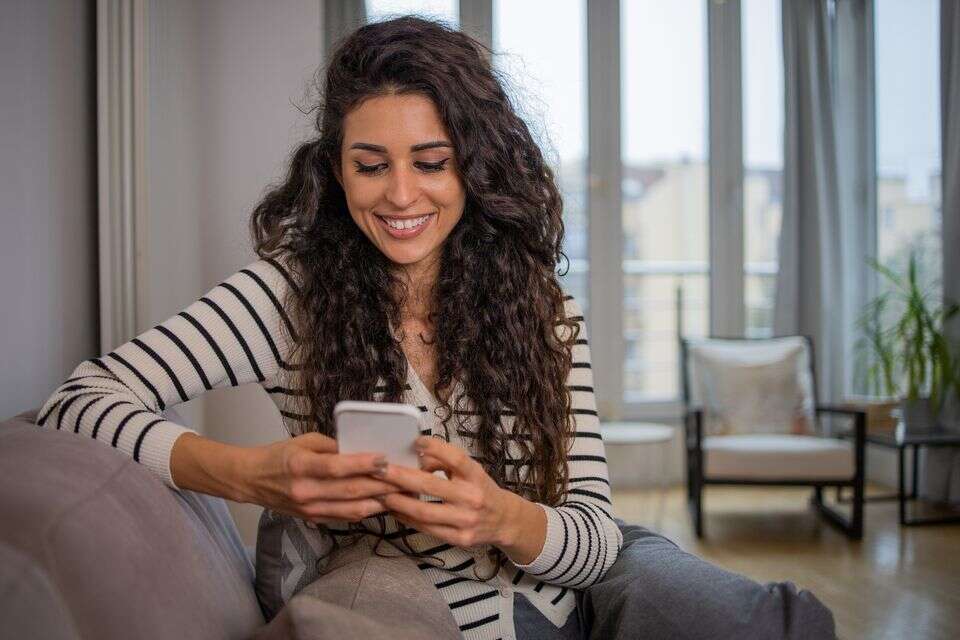 אישה טלפון רווקות זוגיות שמחה , istockphoto