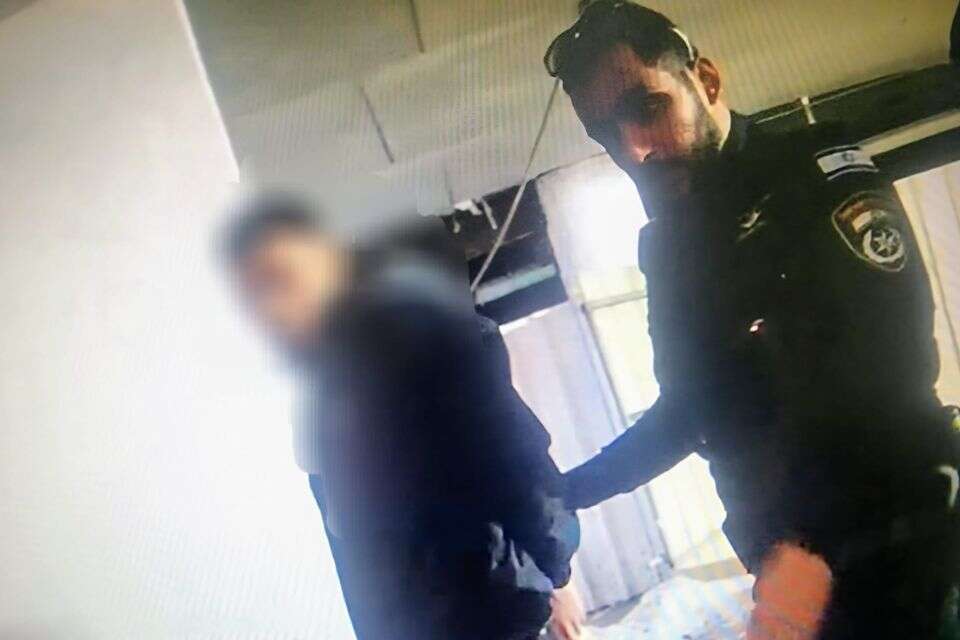 שב"חים נעצרו בחשד לפריצה למסעדות בתל אביב בחסות האזעקות , דוברות המשטרה