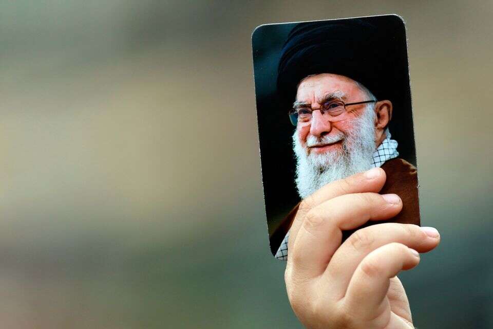 למי ניתנה הנבואה? תמונתו של חמינאי , אי.פי.אי