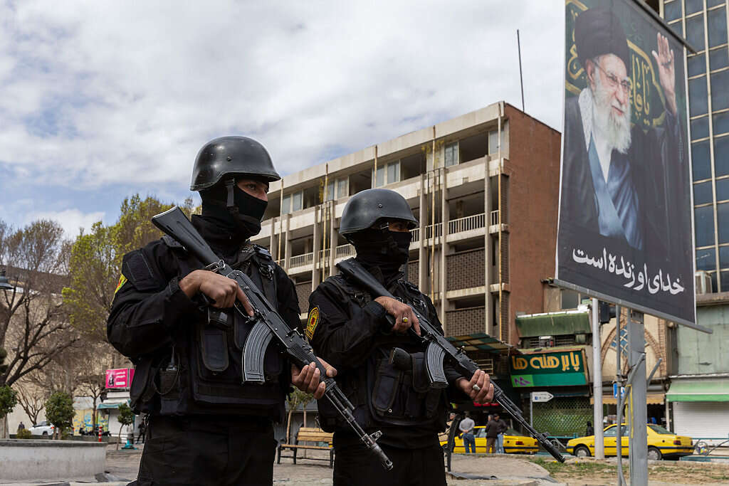 חמושים של משמרות המהפכה בלב טהרן , רויטרס