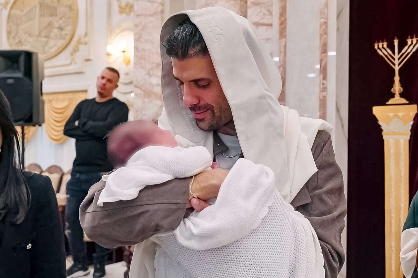 אליאב טעטי והבן בברית המילה , מתוך "בר ואליאב - הסדרה", ForReal