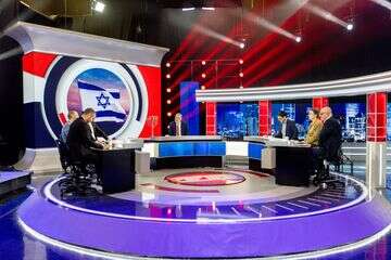 אחרי הפציעה: מגישת 14 נעזרת בקביים