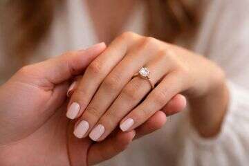 הכוכבת המפורסמת התארסה - ומסתירה בגלל המלחמה