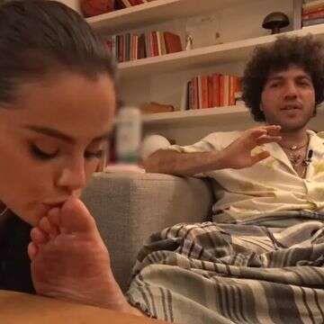 סלינה גומז מנשקת את כף הרגל של בני בלנקו - והמעריצים זועמים