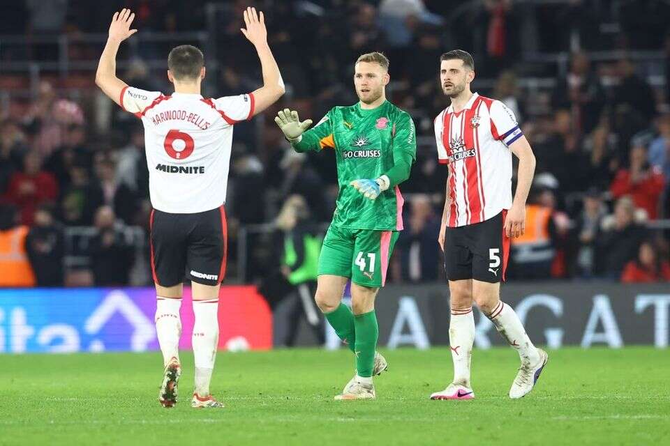 דניאל פרץ חוגג עם שחקני סאות'המפטון , Southampton FC