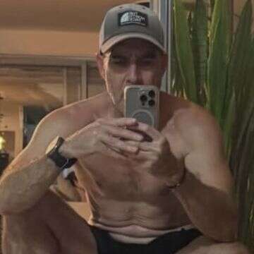 בגיל 54: השחקן מציג שינוי לוהט