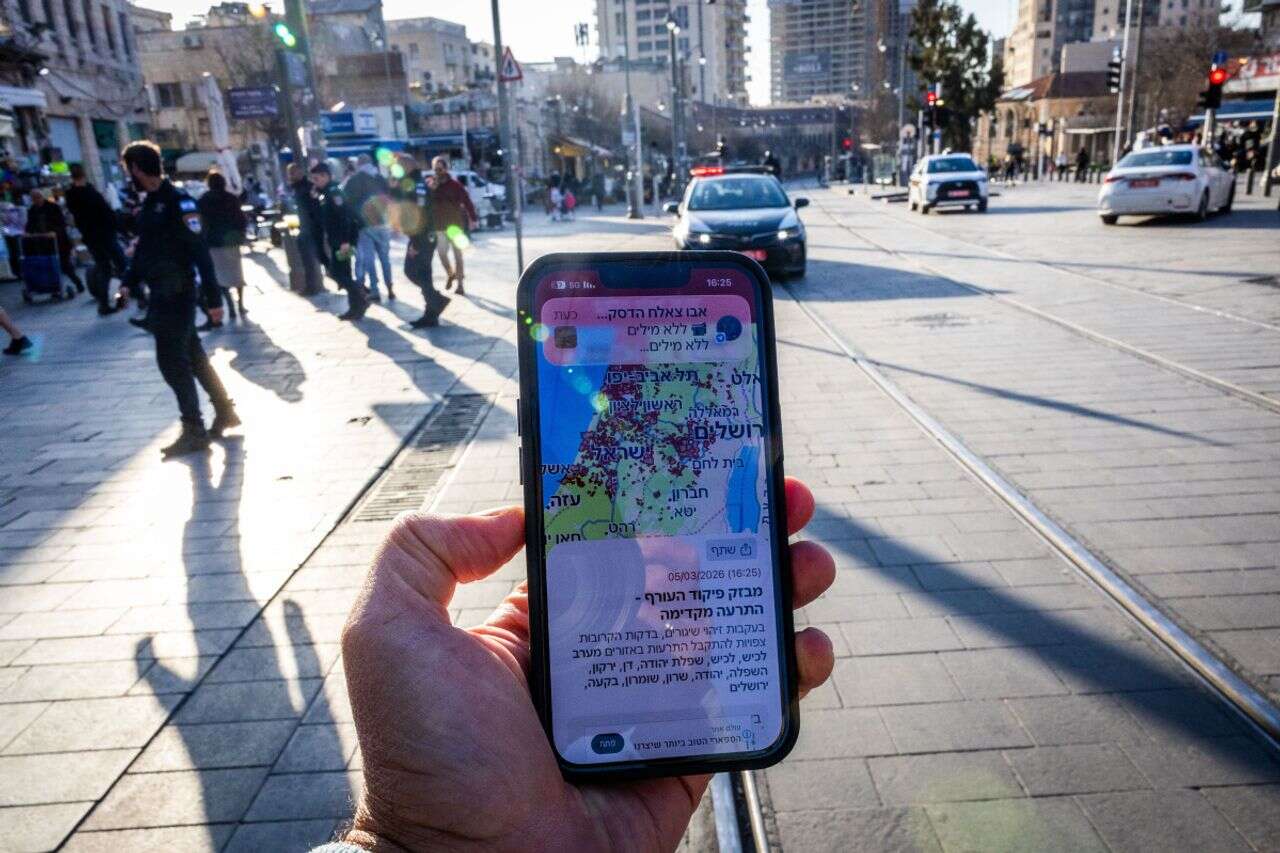 Between warning and warning: optimism at the heart of the alarms